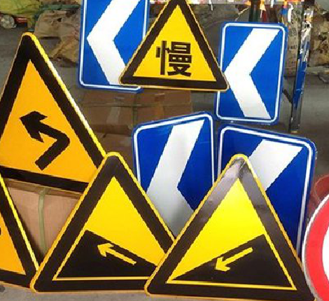 平湖标识标牌中颜色的确定是很重要的。